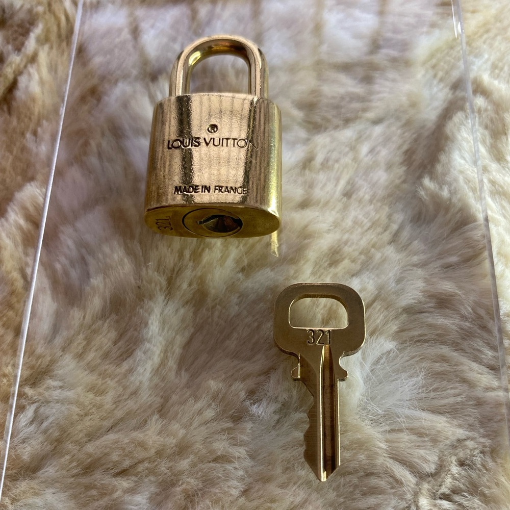 Louis Vuitton #321 Lock & Key - Picture 3 of 6